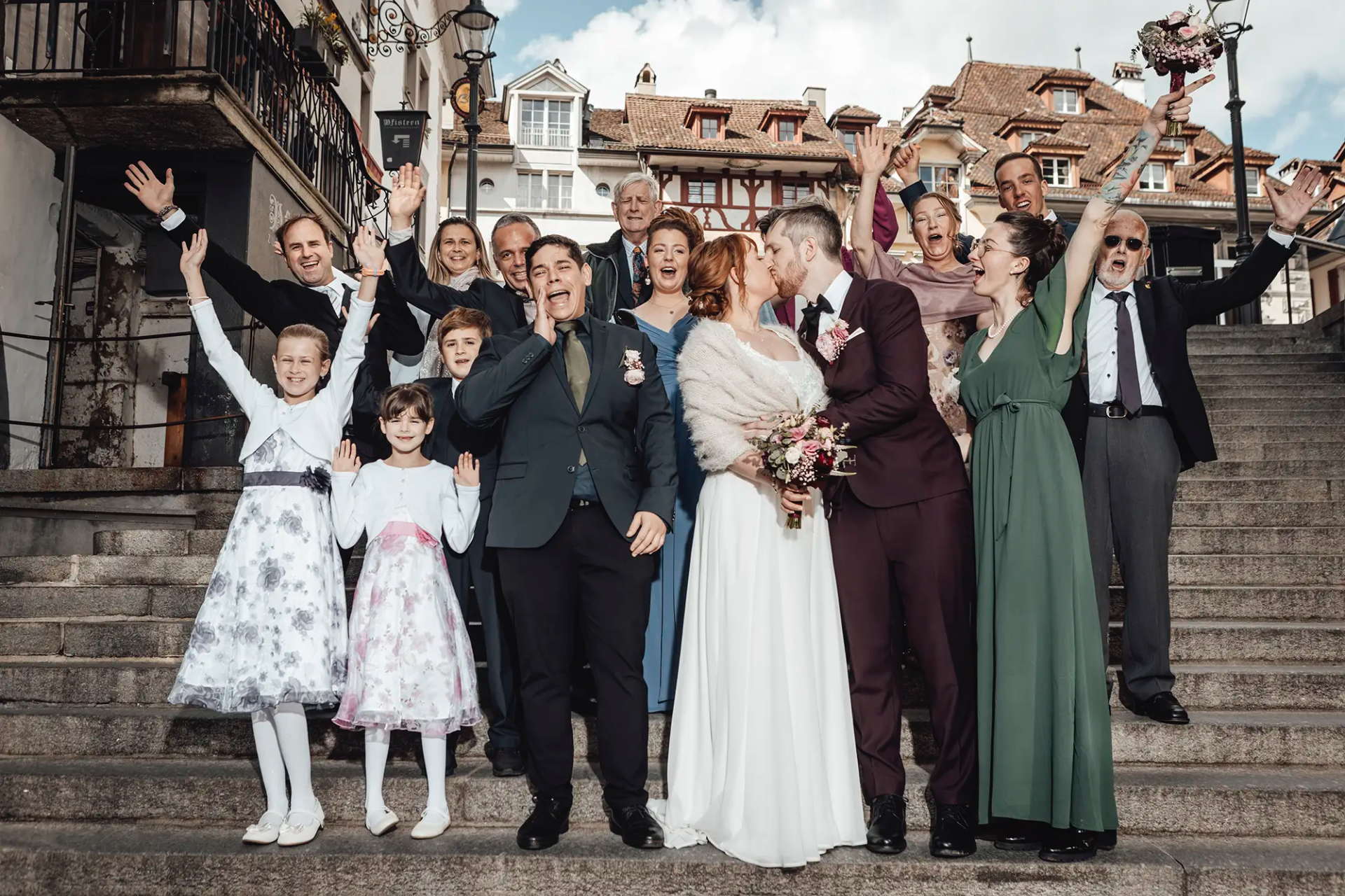 Hochzeitsgesellschaft beim Gruppenfoto in der Luzerner Altstadt.