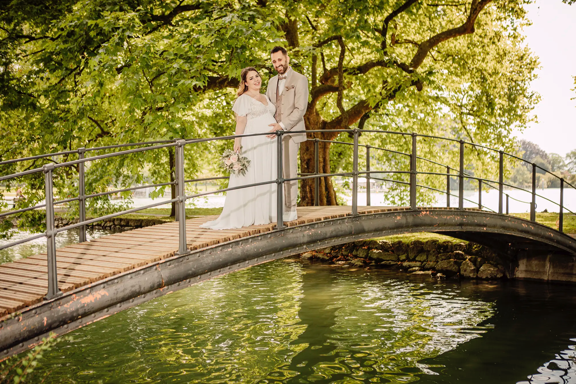 Cheryl und Beat stehen als Brautpaar auf einer kleinen Brücke im Park der Villa Villette Cham.