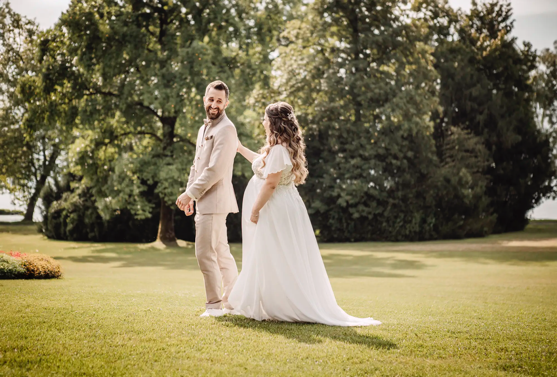Cheryl und Beat gehen beim First Look durch den Park der Villa Villette in Cham.