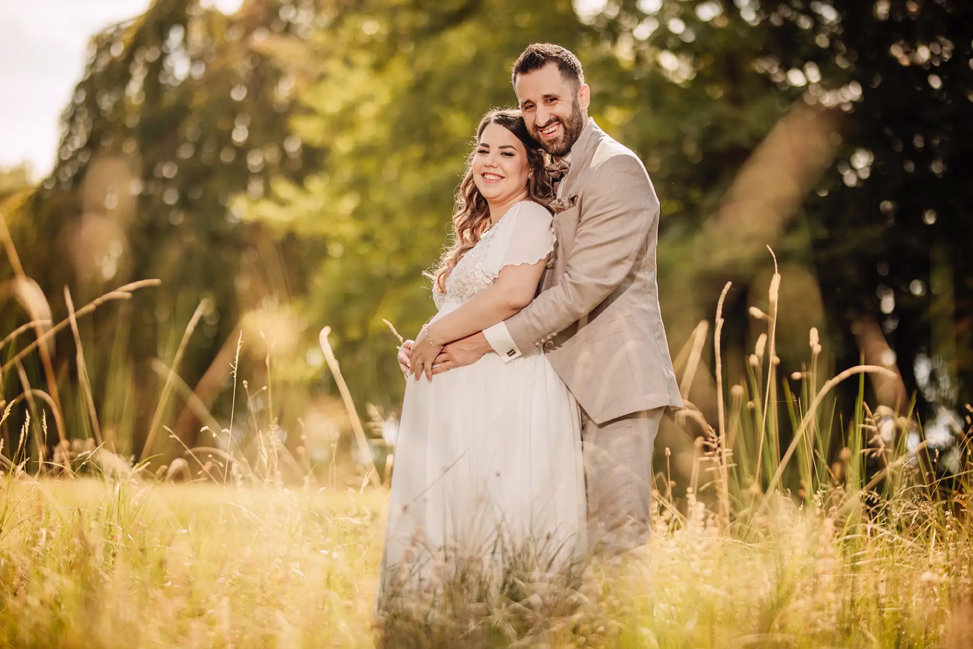 Brautpaar Cheryl und Beat beim Paarshooting im warmen Naturlicht in Cham.