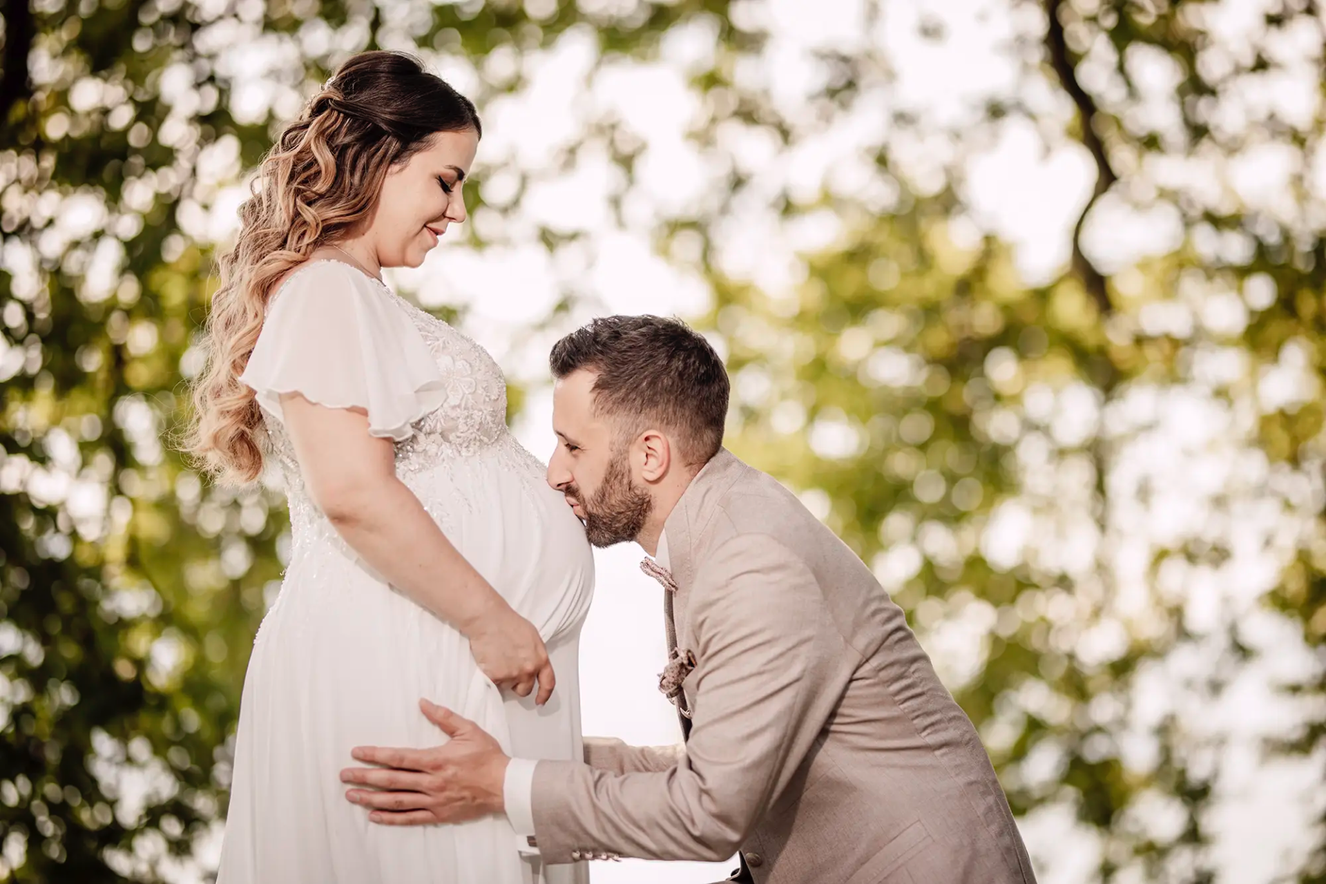 Persönlicher Moment von Cheryl und Beat beim Paarshooting im Grünen bei der Villa Villette.