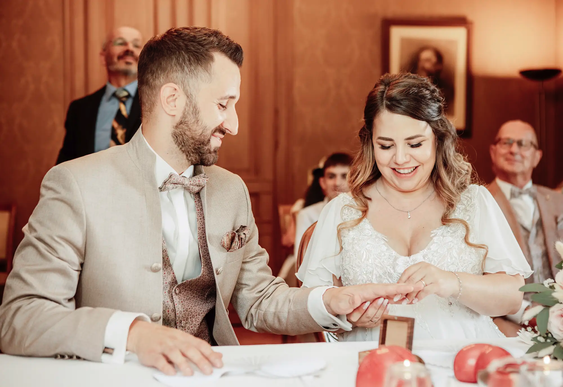 Cheryl und Beat lachen während der zivilen Trauung mit ihren Gästen in der Villa Villette.