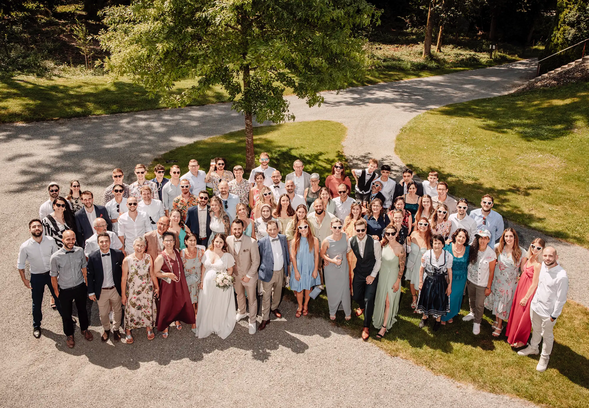 Hochzeitsgesellschaft von Cheryl und Beat beim Gruppenfoto vor dem Heuboden in Holzhäusern.