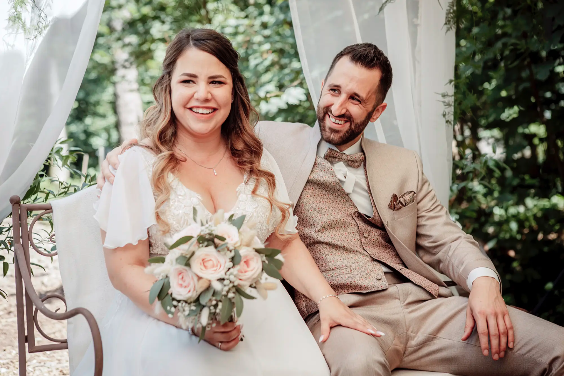 Cheryl und Beat sitzen bei ihrer freien Trauung im Heuboden in Holzhäusern.