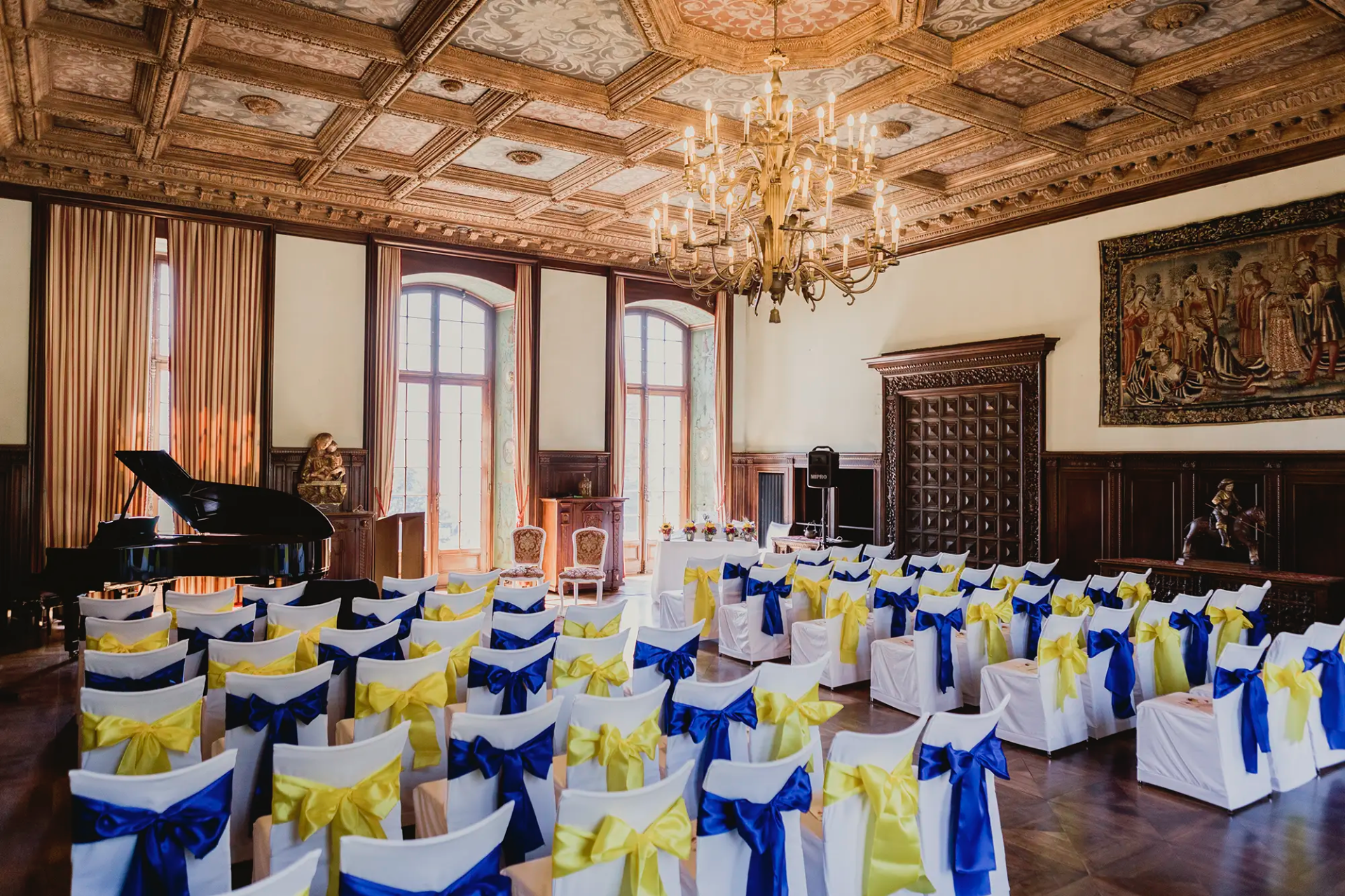 Festlich vorbereiteter Hochzeitssaal in der St. Charles Hall Meggen vor der Trauung.