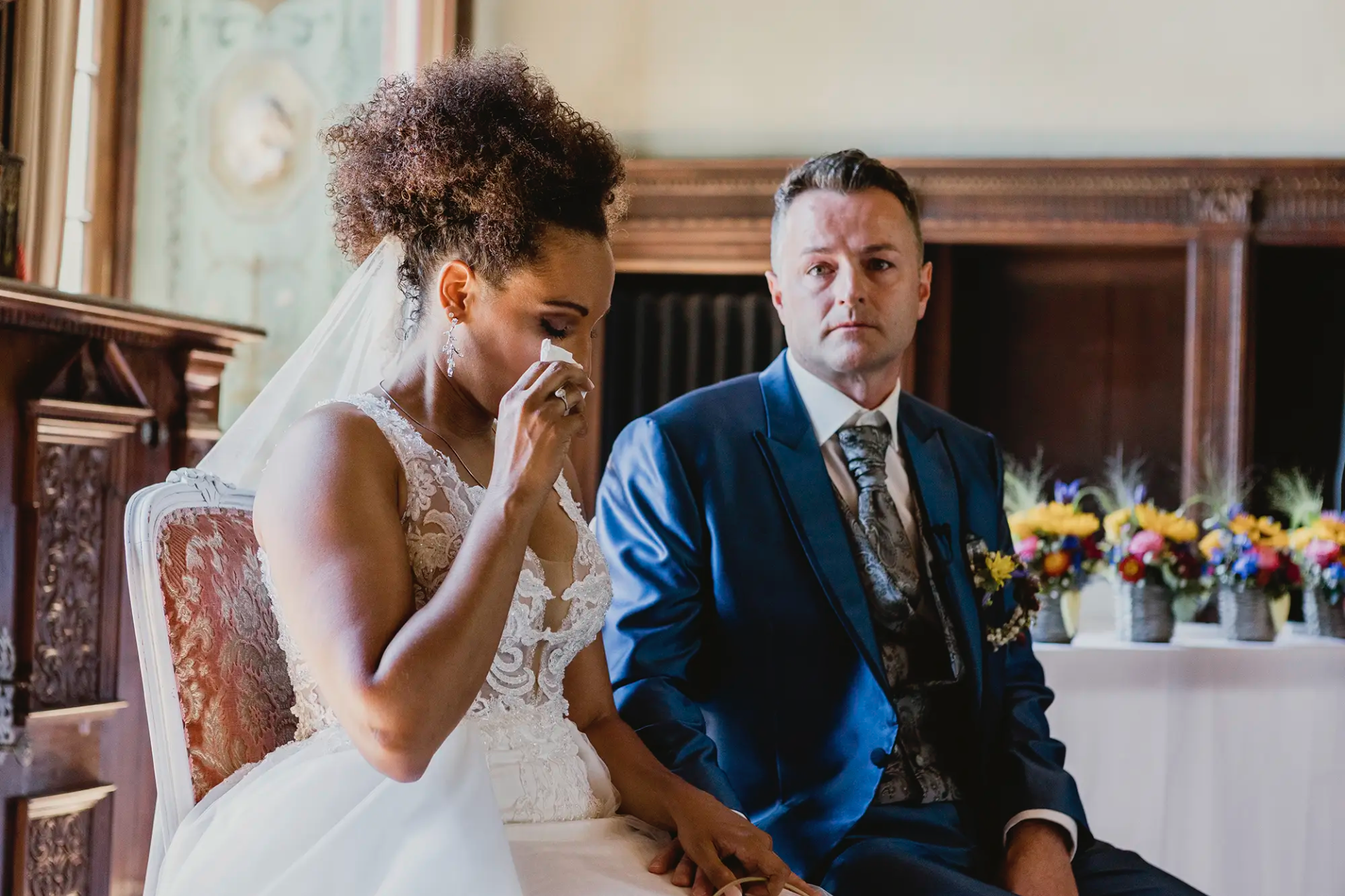 Cécile und Michael während der emotionalen Trauung in der St. Charles Hall Meggen.