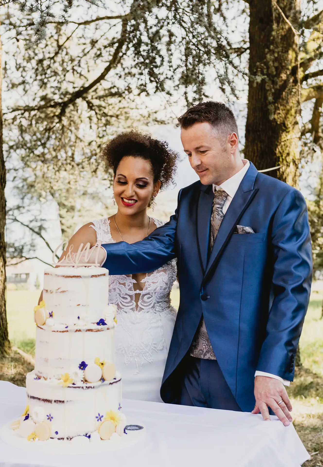 Cécile und Michael schneiden die Hochzeitstorte beim Apéro in der St. Charles Hall Meggen an.