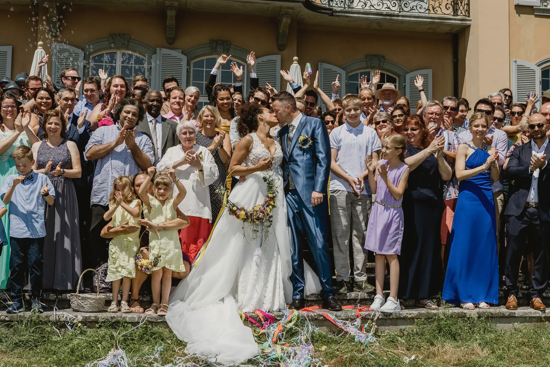 Gruppenfoto mit Cécile und Michael und den Gästen bei der Hochzeit in Meggen.