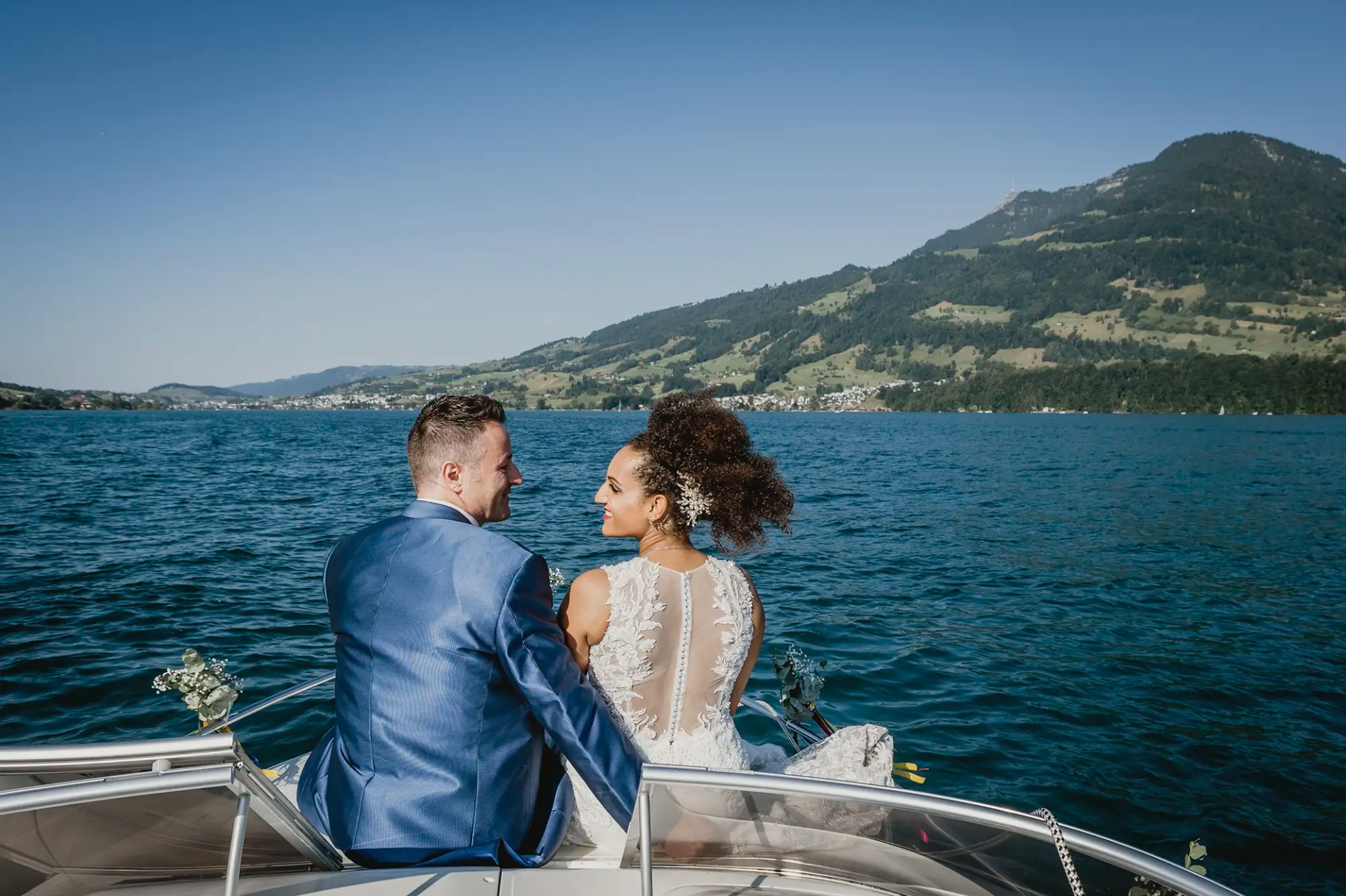 Cécile und Michael auf der Bootsfahrt über den Vierwaldstättersee Richtung Hotel Seehof.