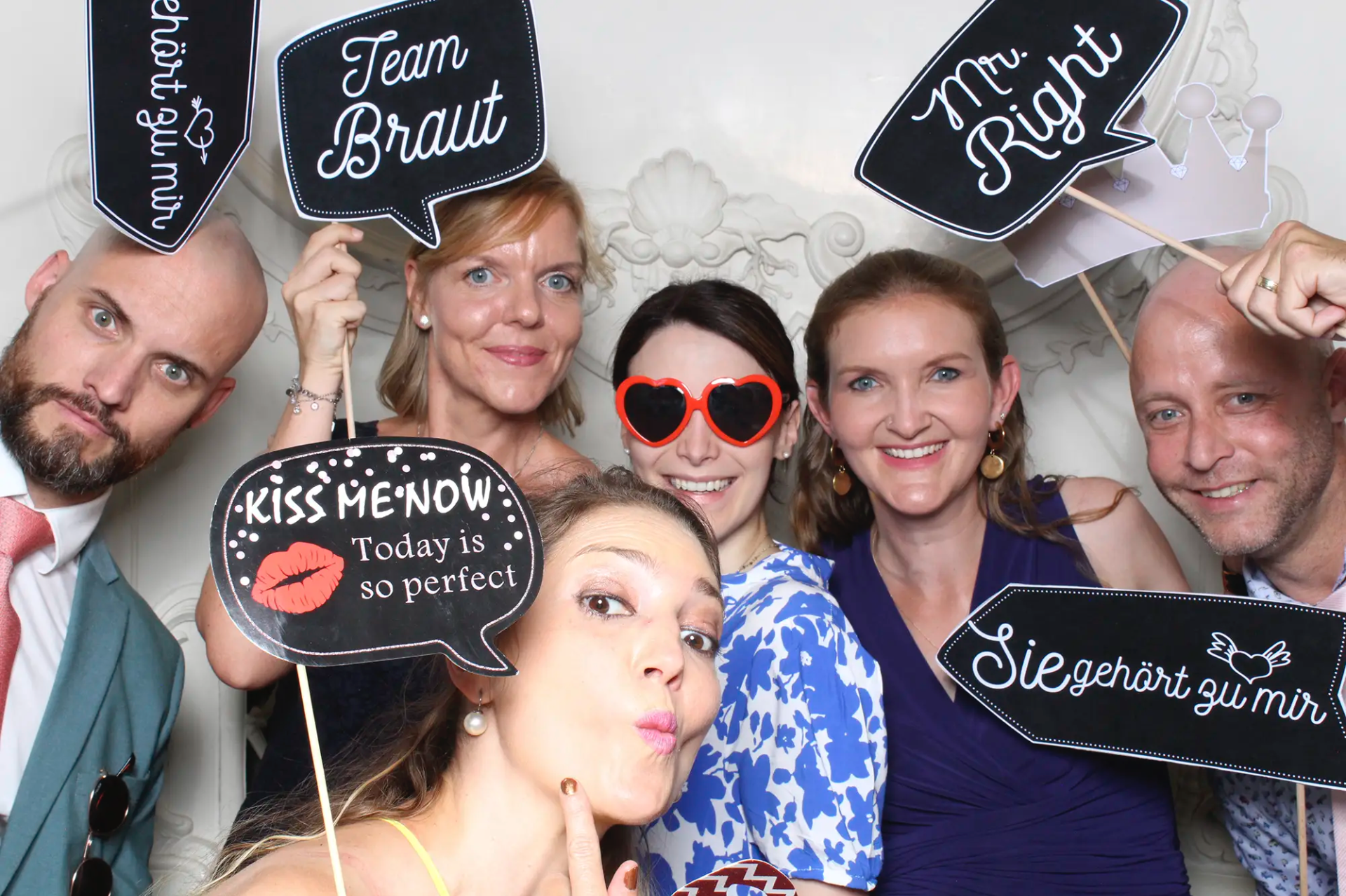 Gäste posieren mit Requisiten an der Selfiebox bei der Hochzeit im Hotel Seehof Küssnacht.