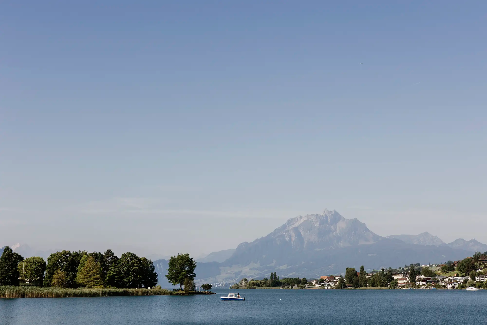 Aussicht vom Hotel Seehof Küssnacht über den Vierwaldstättersee und die Berge.