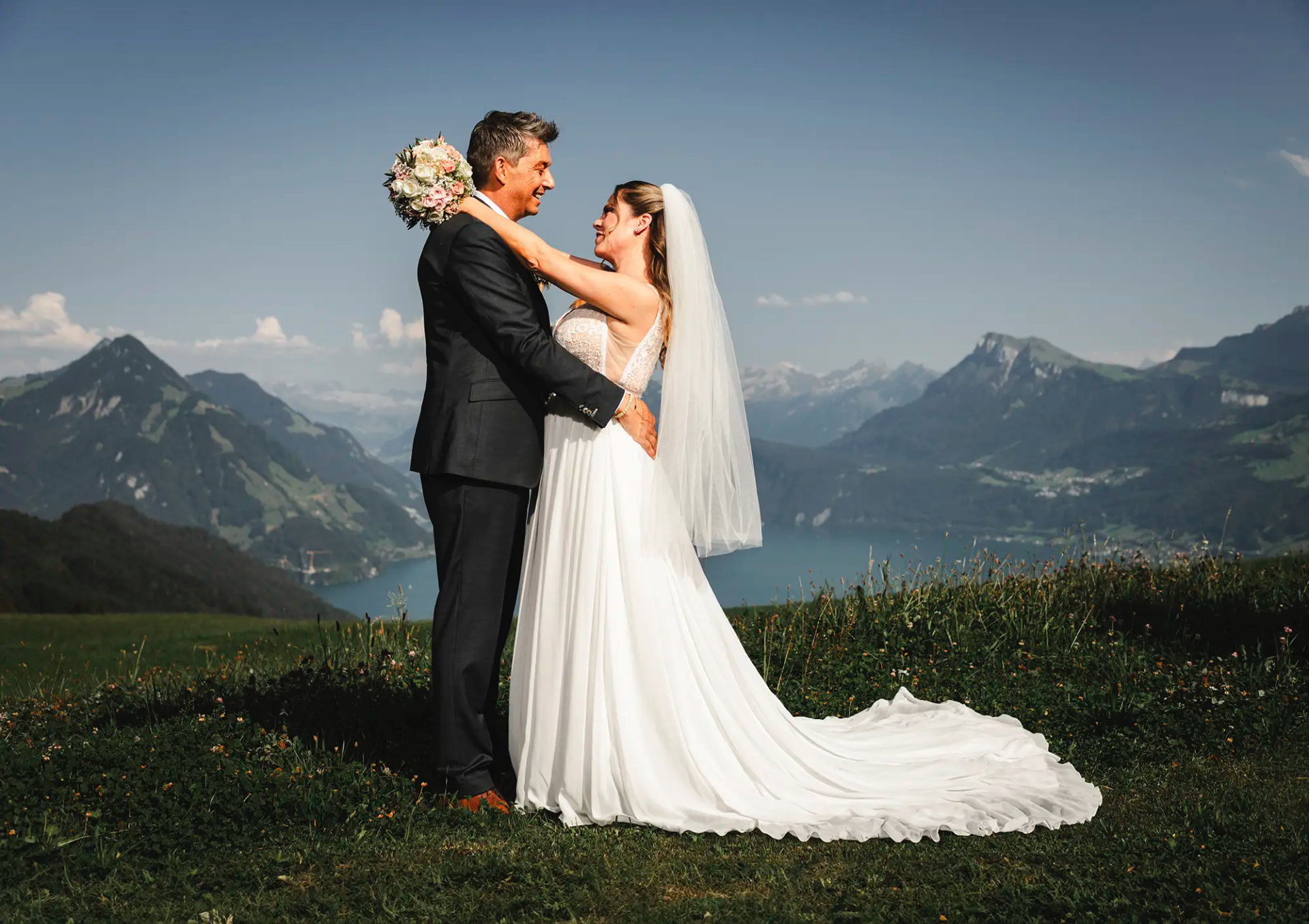Diana und Mark beim Paarshooting in der Villa Honegg mit Blick über den Vierwaldstättersee.
