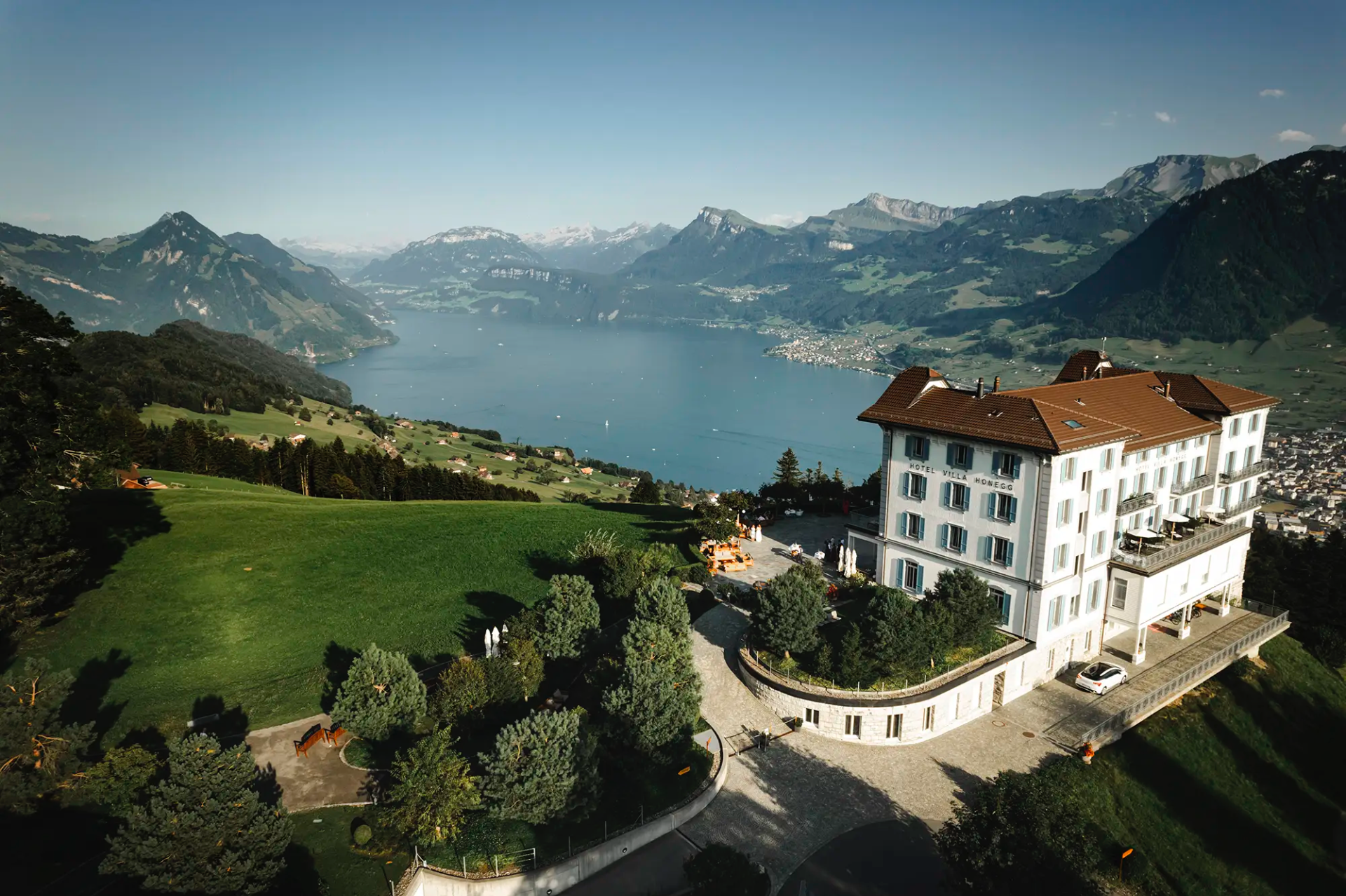 Drohnenaufnahme der Villa Honegg mit Blick über den Vierwaldstättersee.