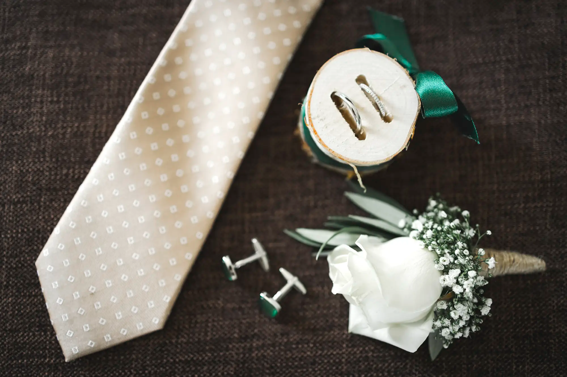 Ringe, Anstecker und Hochzeitsdetails vor der Trauung in der Villa Honegg.