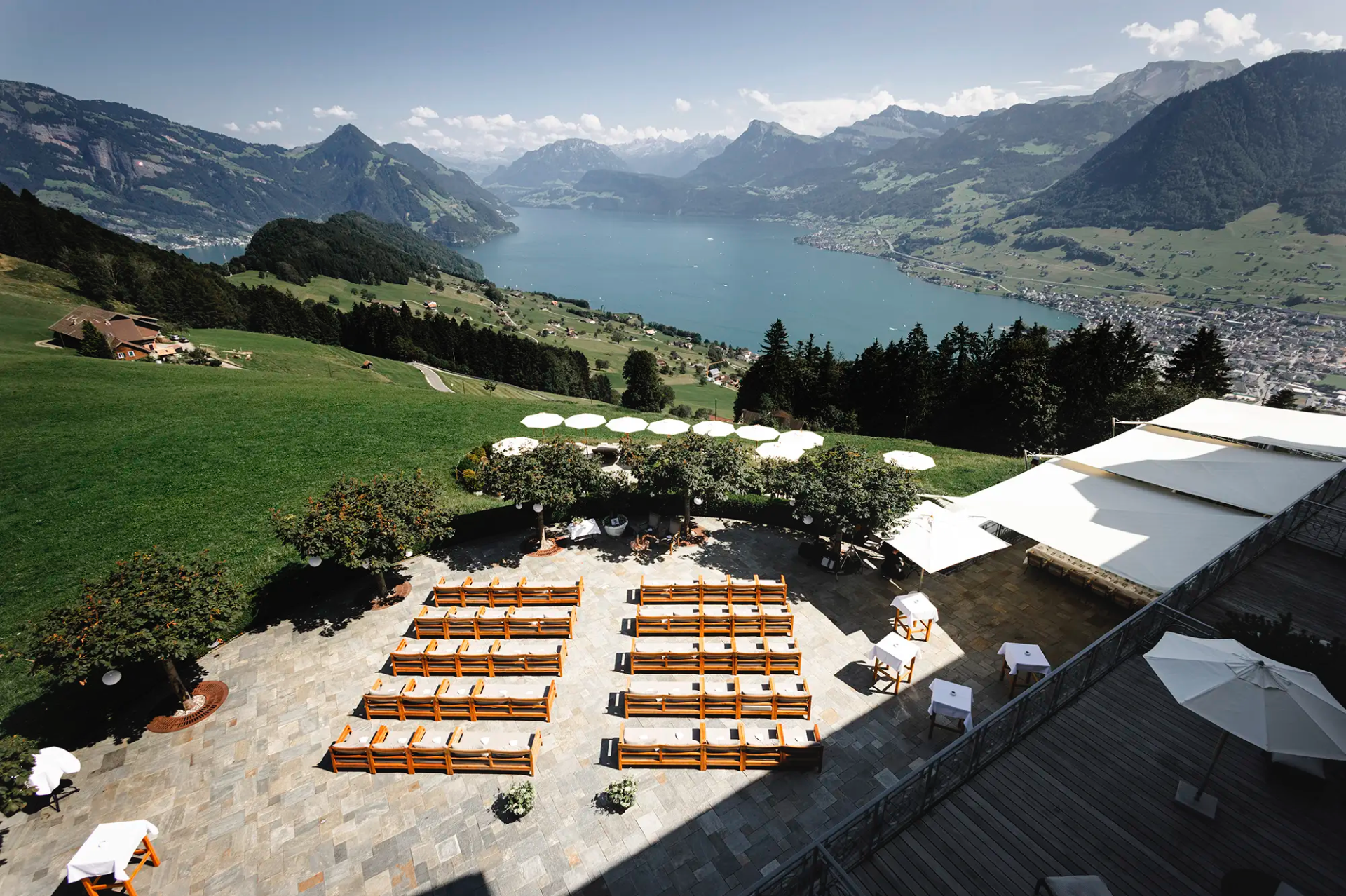 Vorbereitete Trauung auf der Terrasse der Villa Honegg mit Blick über den Vierwaldstättersee.