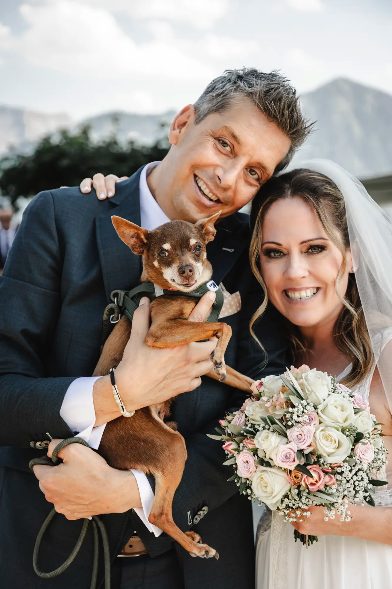 Diana und Mark mit Hund beim Hochzeitsportrait in der Villa Honegg.