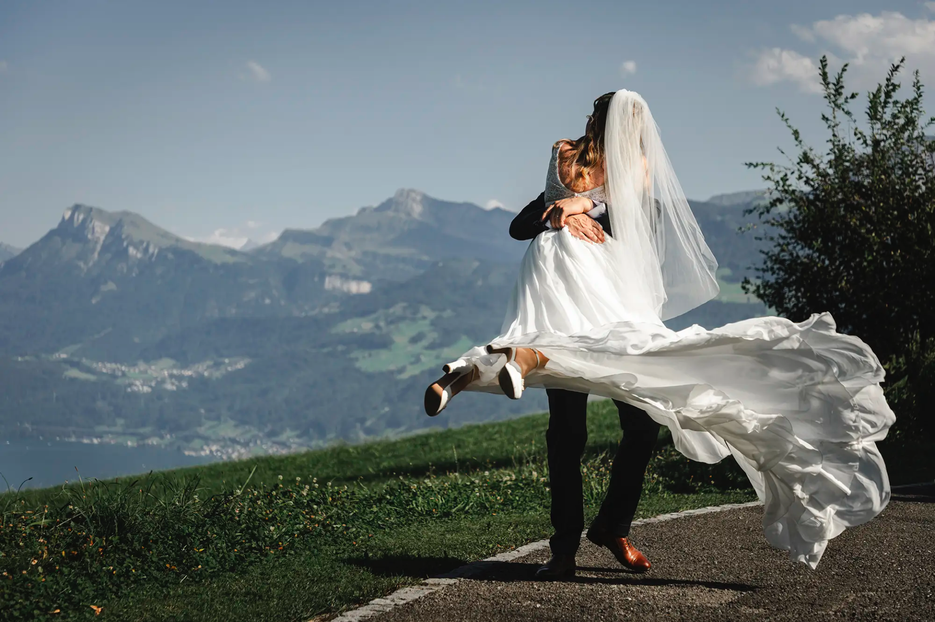 Brautpaar mit wehendem Schleier beim Paarshooting oberhalb des Vierwaldstättersees.