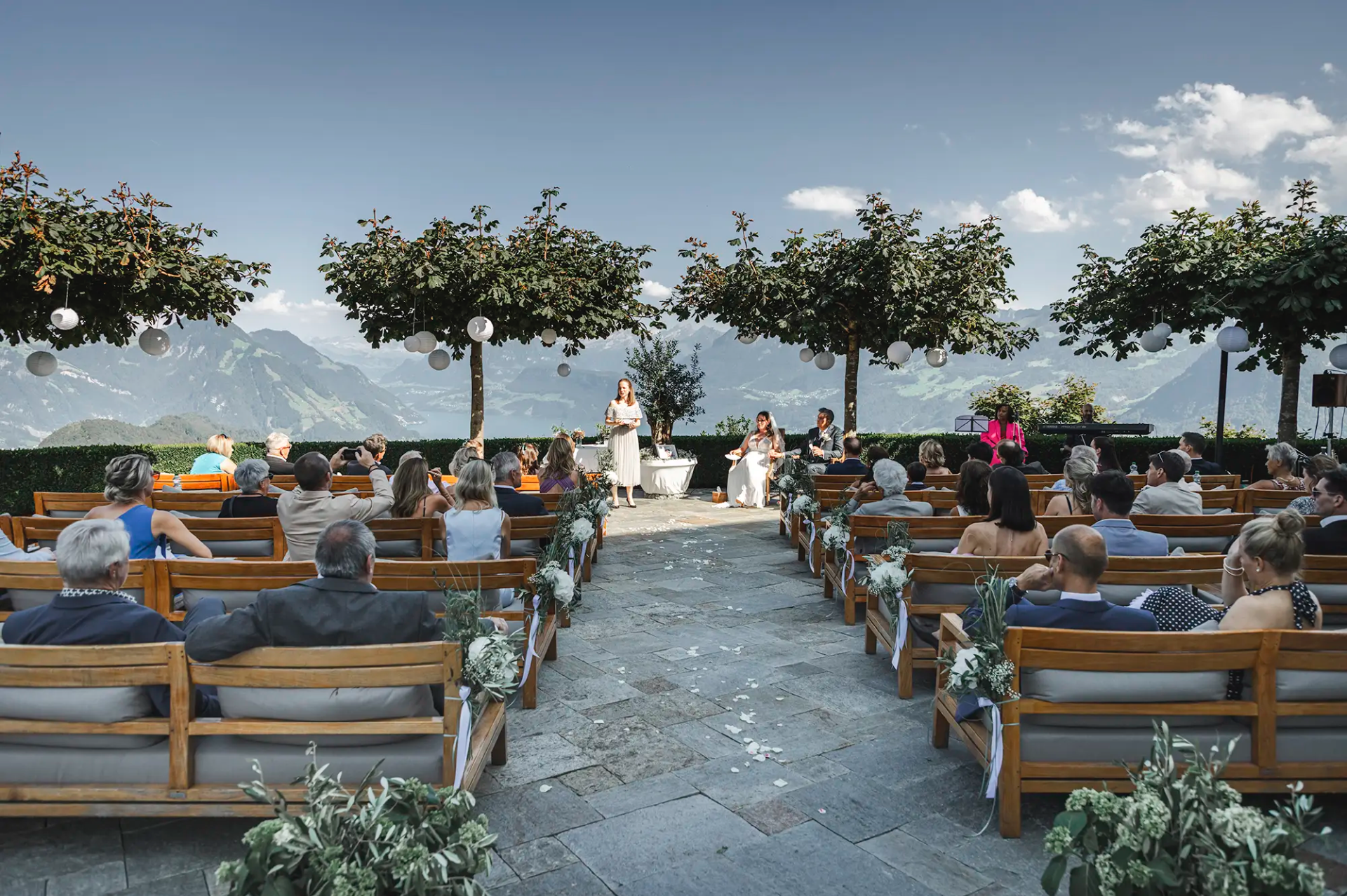 Trauung von Diana und Mark in der Villa Honegg mit Gästen und Panoramablick.