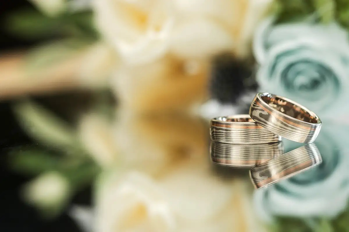Trauringe von Jessica und Raffael als Detailaufnahme bei der Hochzeit im Orchideenhaus Müller.