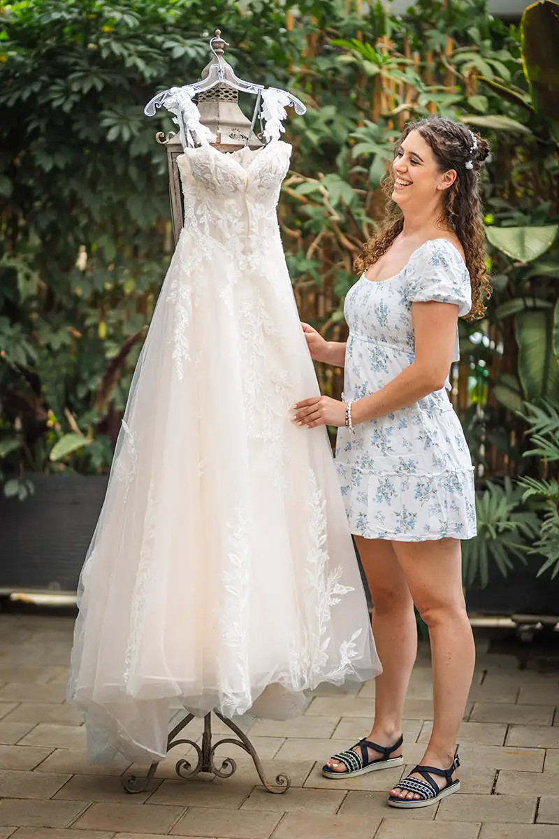 Brautkleid von Jessica vor der Hochzeit im Orchideenhaus Müller in Steinmaur.