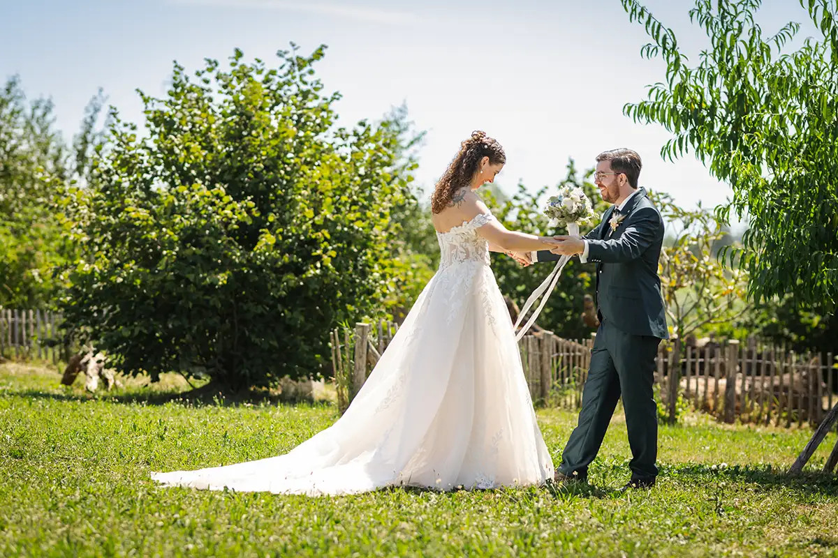 Jessica und Raffael beim Paarshooting im Garten des Orchideenhaus Müller Steinmaur.