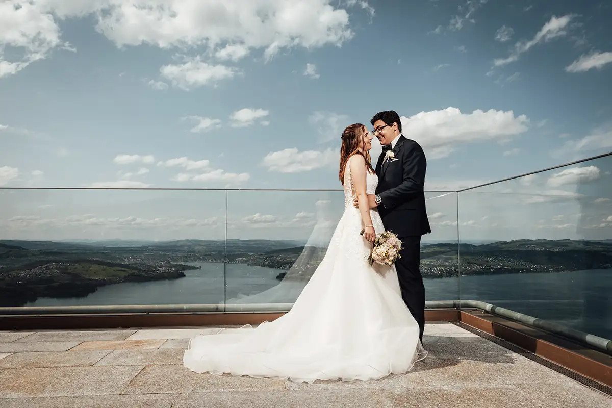 Tanja und Patrice beim Paarshooting auf der Terrasse des Bürgenstock Resort mit Blick auf den Vierwaldstättersee.