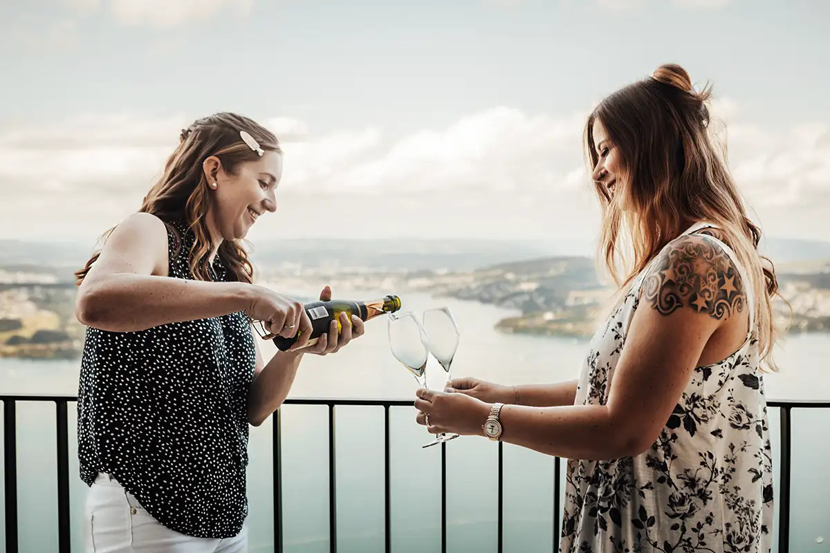 Tanja wird vor der Trauung auf der Terrasse des Bürgenstock Resort unterstützt.