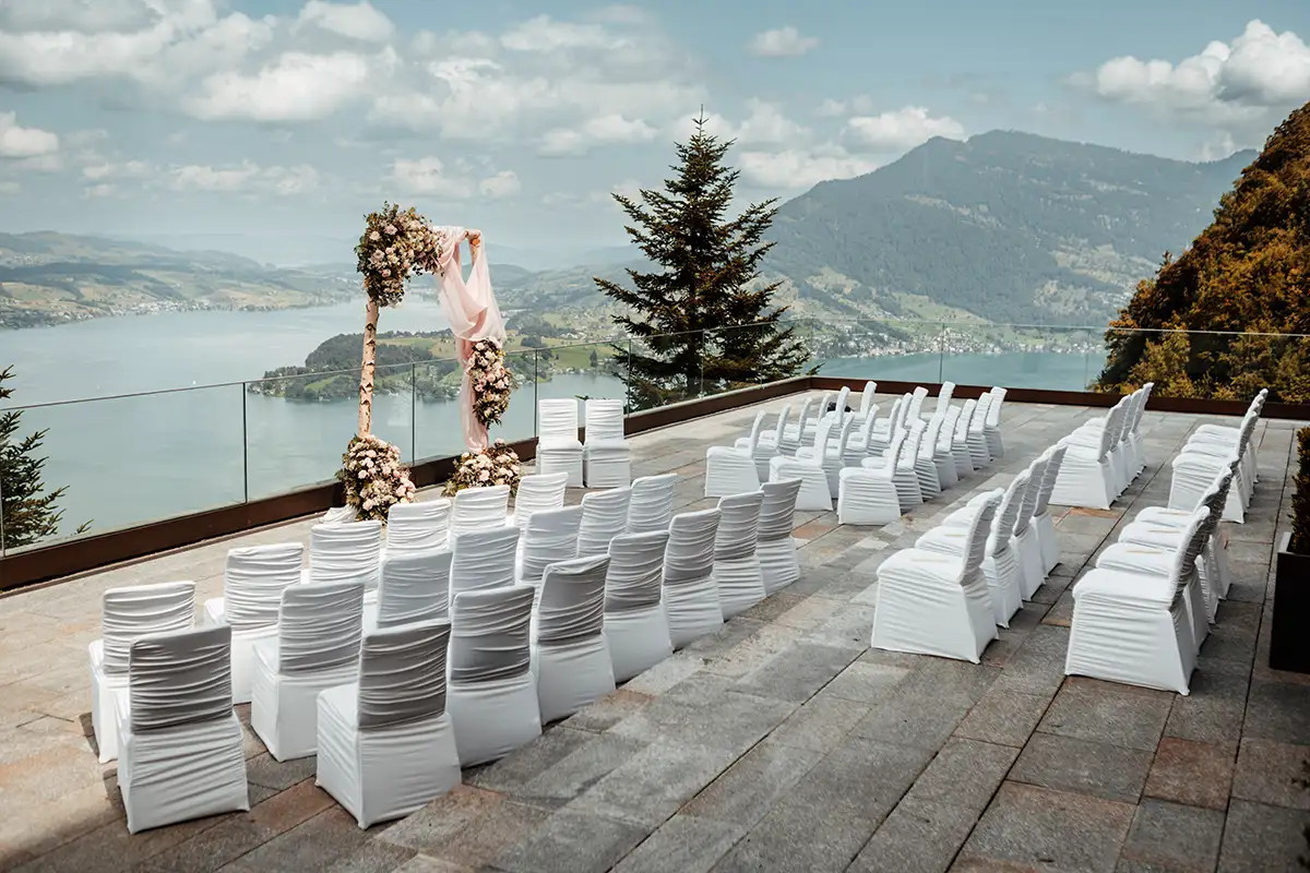 Terrasse des Bürgenstock Resort vorbereitet für eine freie Trauung mit Blick auf den See.