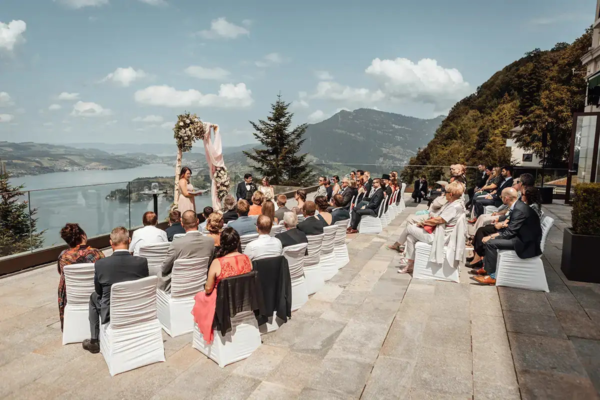 Freie Trauung von Tanja und Patrice auf der Terrasse des Bürgenstock Resort mit Gästen.