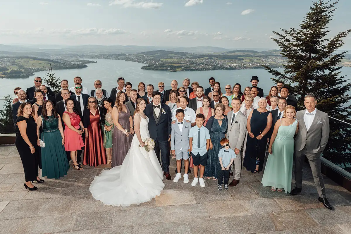 Gruppenfoto der Hochzeitsgesellschaft von Tanja und Patrice auf der Terrasse des Bürgenstock Resort.