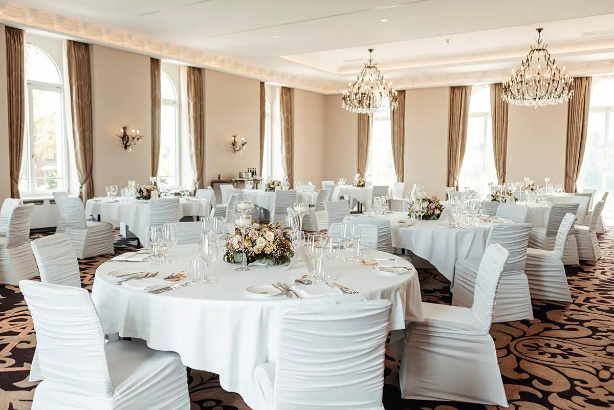 Festlich gedeckter Saal Palace im Bürgenstock Resort für die Hochzeitsfeier.