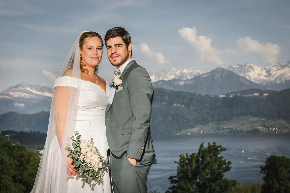 Brautpaar Nina und Yannik mit Blick auf den Vierwaldstaettersee und die Berge in Luzern