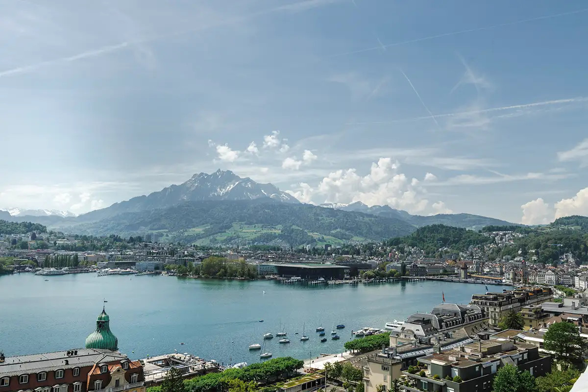 Drohnenfoto von Luzern mit Vierwaldstaettersee und Bergpanorama am Hochzeitstag