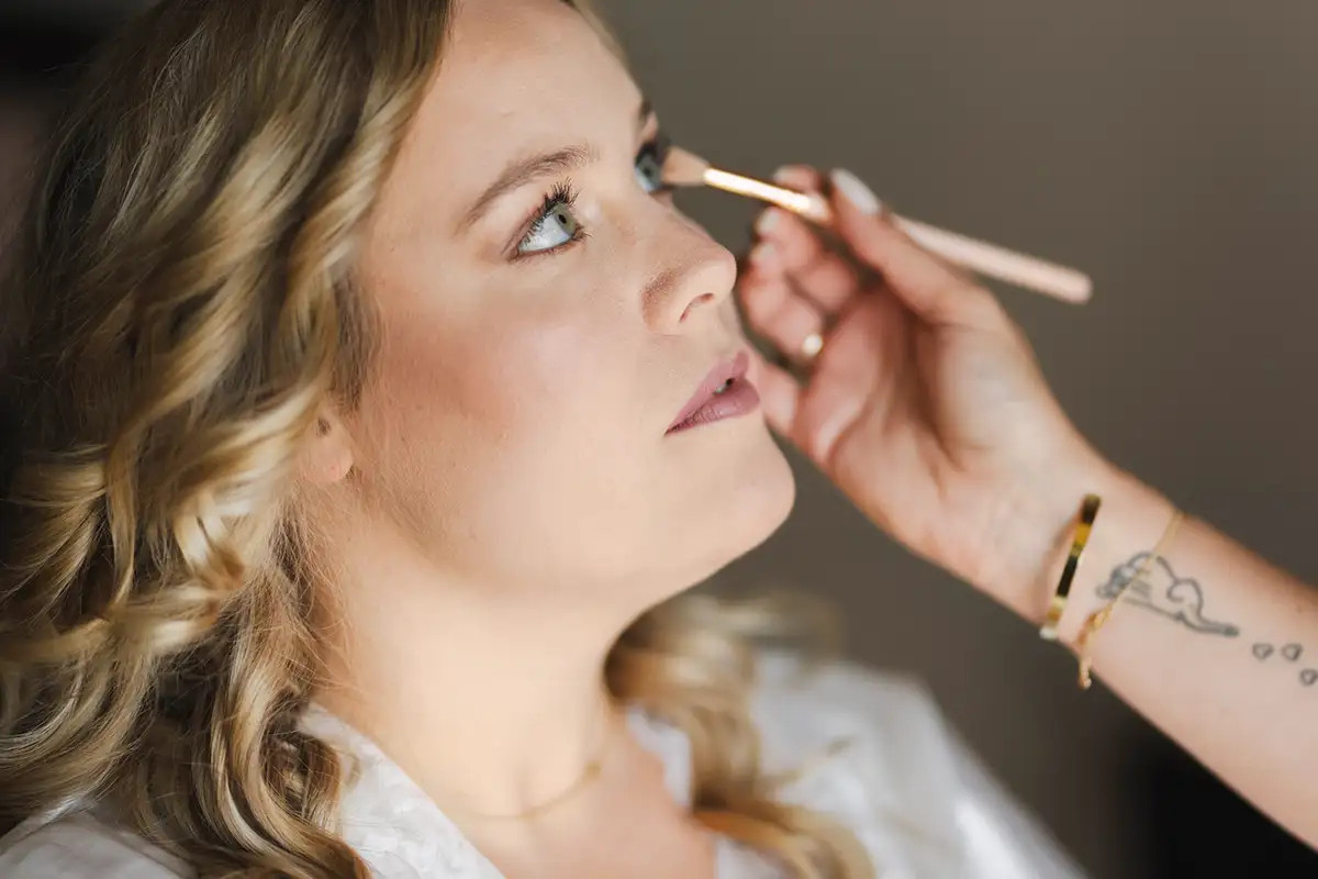 Braut Nina beim Make-up vor der freien Trauung im Hotel Montana Luzern