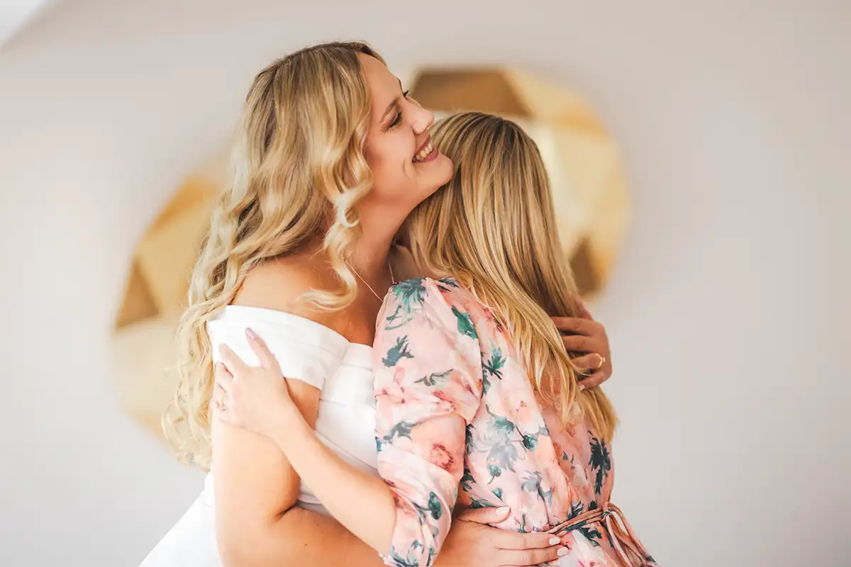 Braut Nina beim Anziehen vor der Hochzeit im Hotel Montana Luzern