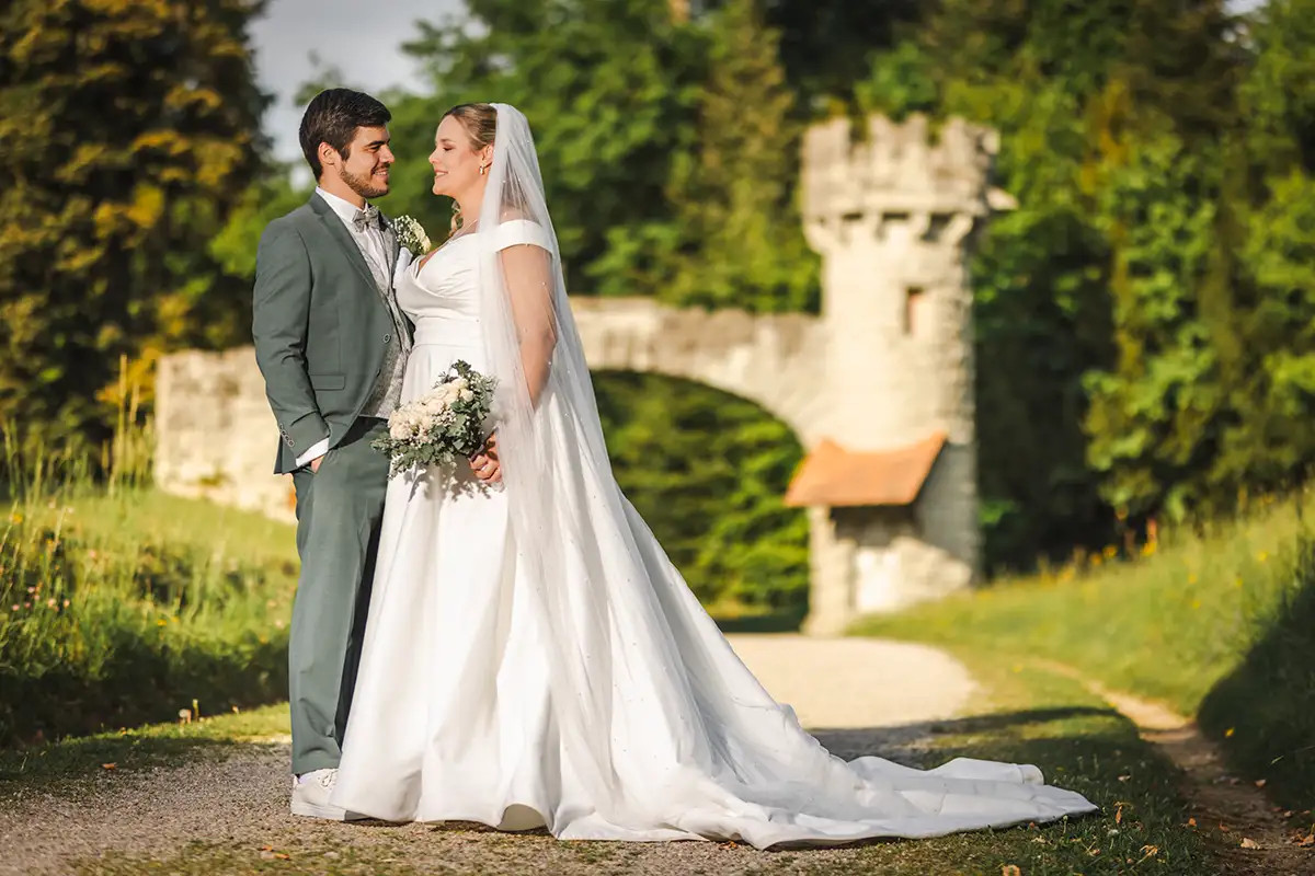 Hochzeitsfoto von Nina und Yannik im Park beim Konservatorium Luzern