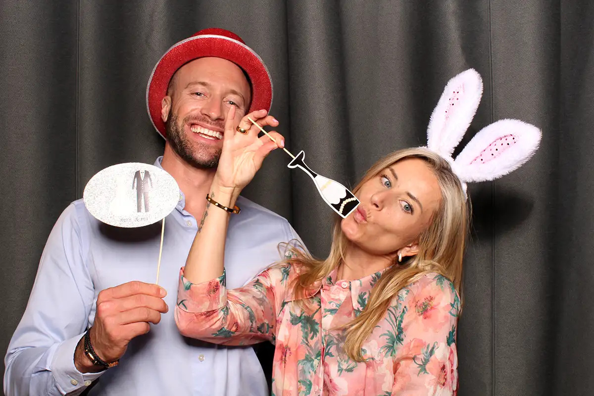 Hochzeitsgaeste mit Requisiten in der Selfiebox bei Nina und Yannik in Luzern