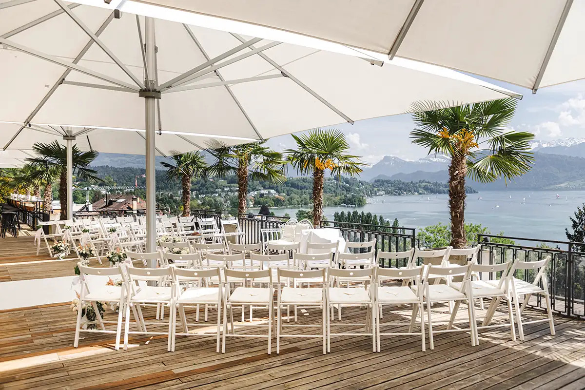 Terrasse des Hotel Montana Luzern vorbereitet fuer eine freie Trauung mit Seeblick