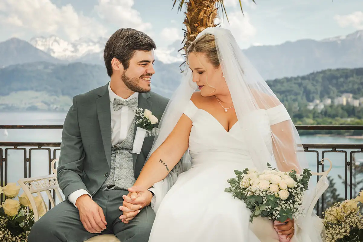 Nina und Yannik sitzen bei ihrer freien Trauung im Hotel Montana Luzern