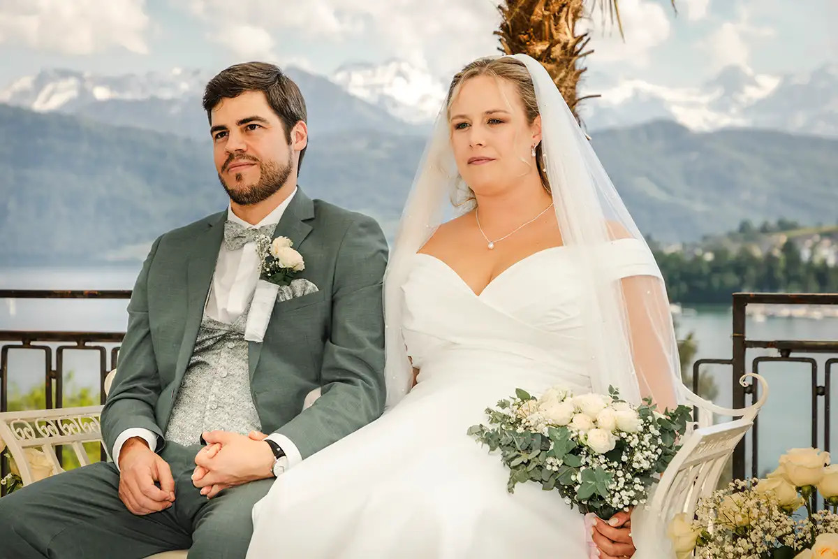Brautpaar Nina und Yannik waehrend der freien Trauung mit Blick auf Luzern