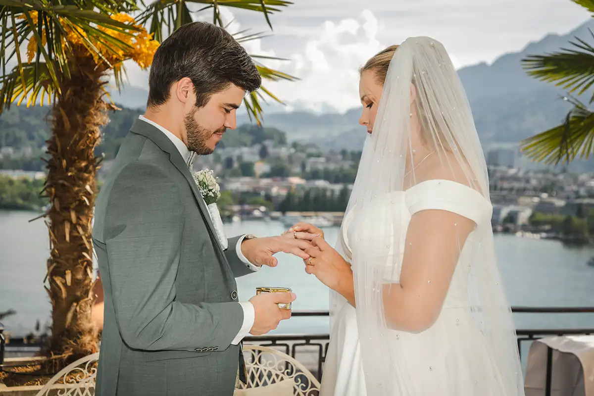 Ringtausch bei der freien Trauung von Nina und Yannik im Hotel Montana Luzern