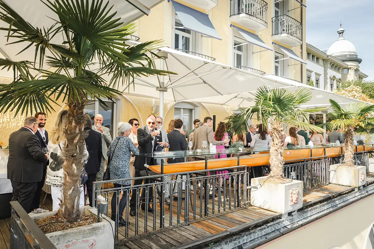 Gaeste beim Apero auf der Terrasse des Hotel Montana Luzern nach der Trauung