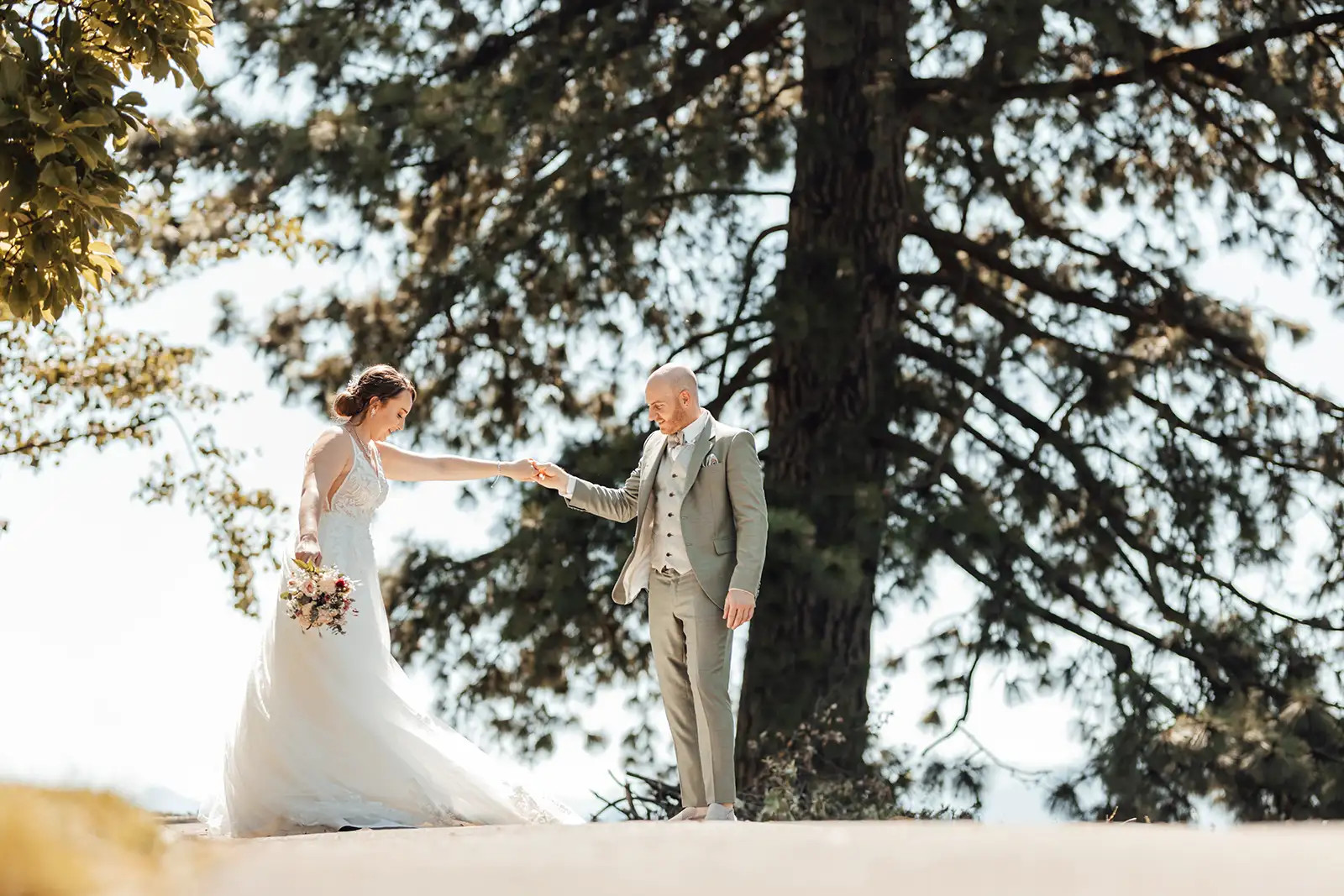 Brautpaar Ramona und Andrea beim Paarshooting unter Bäumen am Hochzeitstag im Hof Landschi