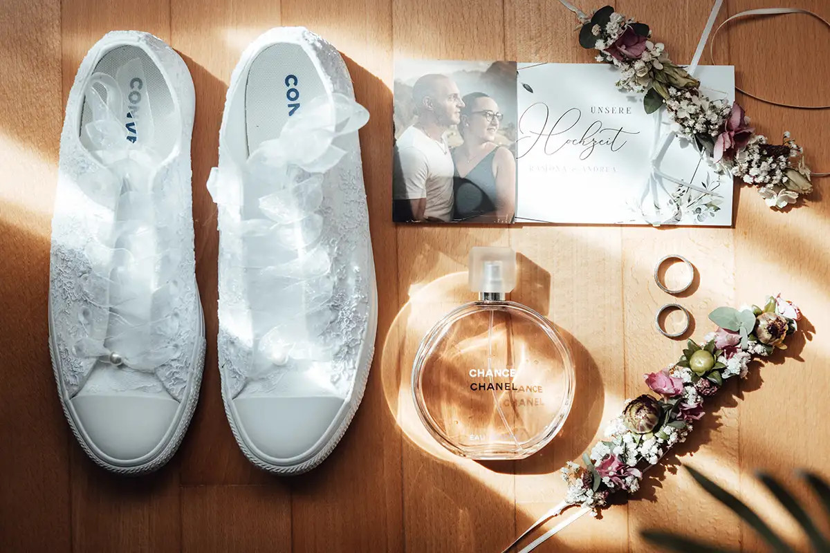 Ringe, Schuhe und Hochzeitsdetails von Ramona und Andrea vor der Trauung