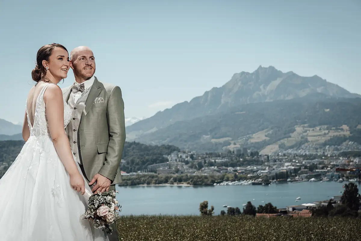 Brautpaar Ramona und Andrea mit Blick auf See und Berge in Luzern