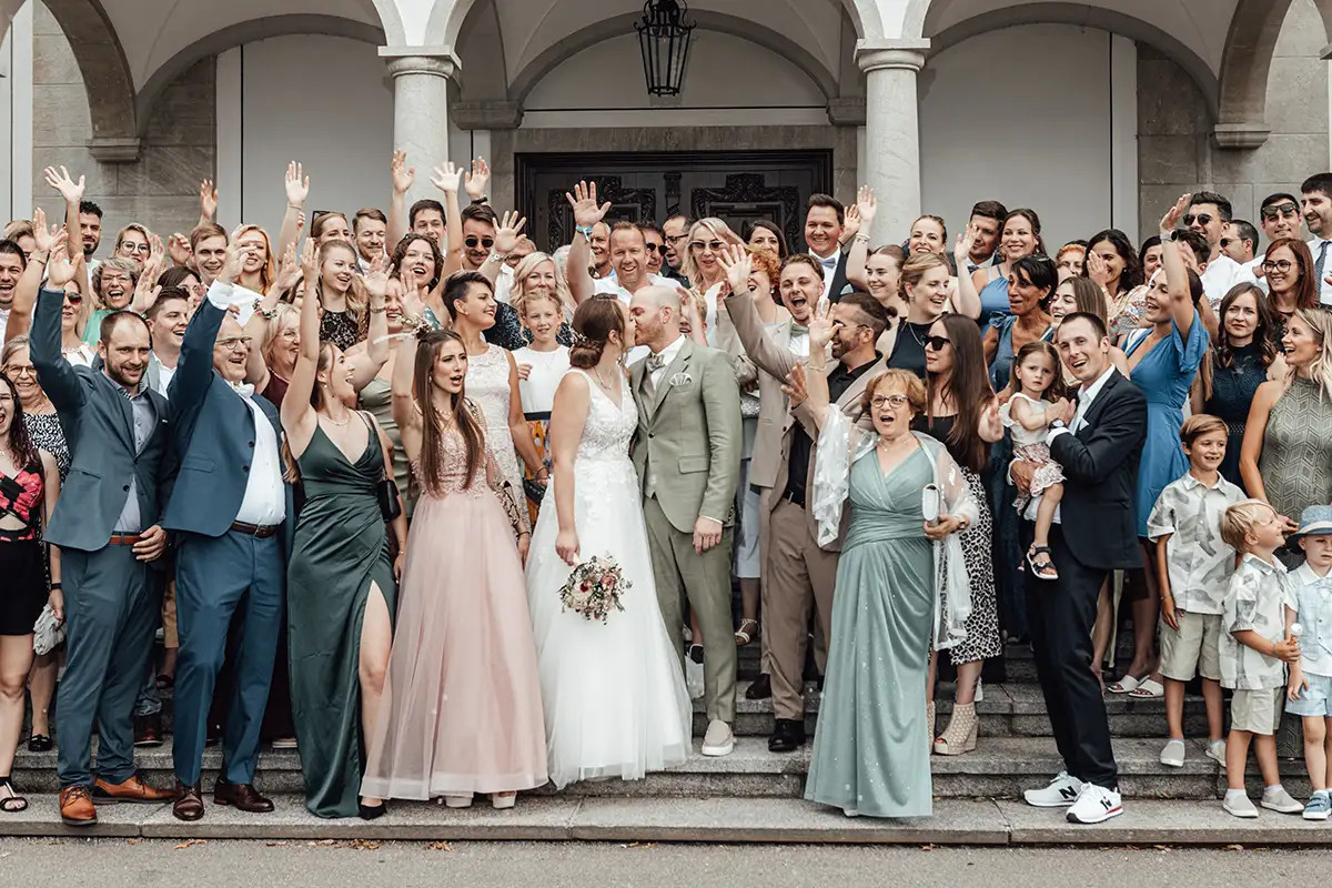 Grosses Gruppenfoto der Hochzeitsgesellschaft vor der Kirche in Küssnacht am Rigi