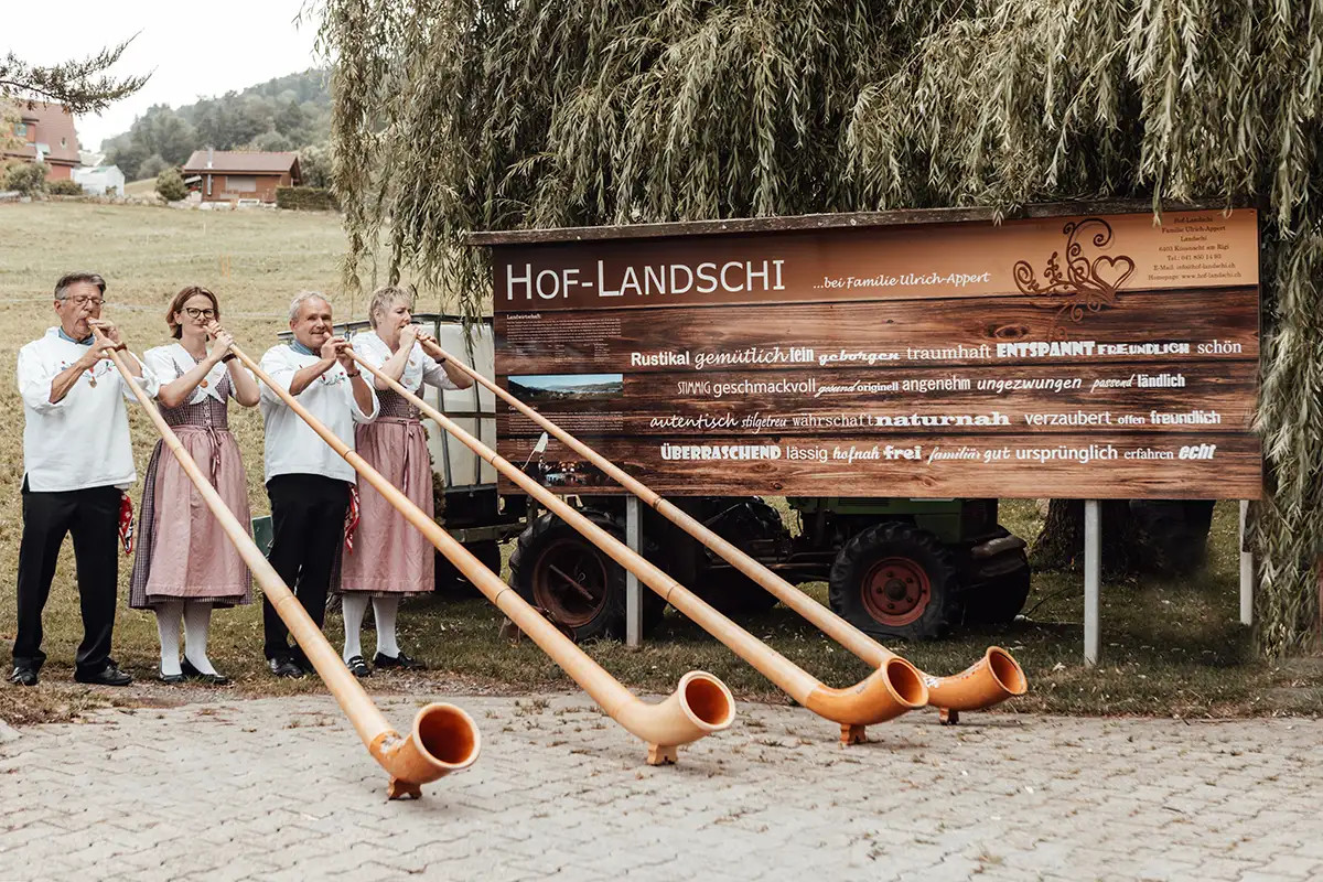 Gäste beim Hochzeitsspiel vor dem Hof Landschi Schild in Küssnacht am Rigi