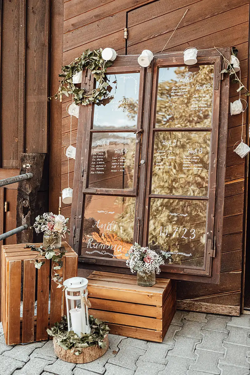 Hochzeitsdekoration mit Blumen und Holzdetails im Hof Landschi