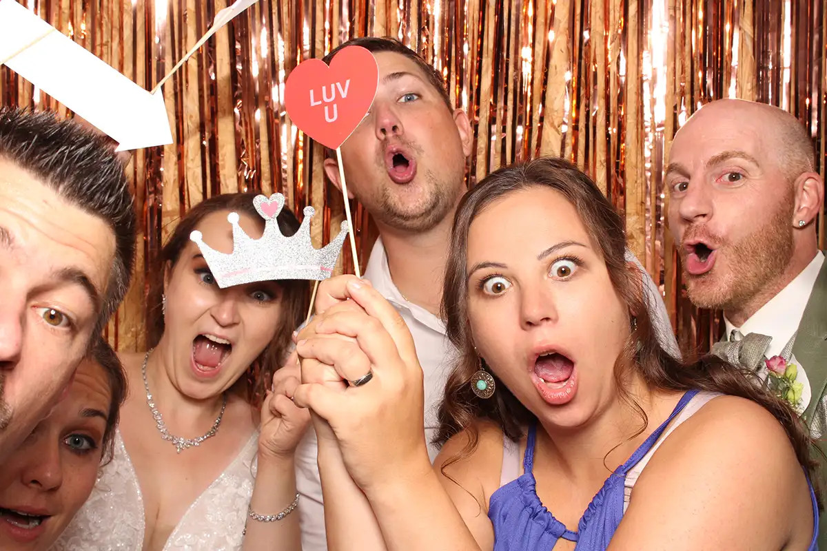 Gäste feiern mit Party-Requisiten an der Selfiebox bei einer Hochzeit in Küssnacht