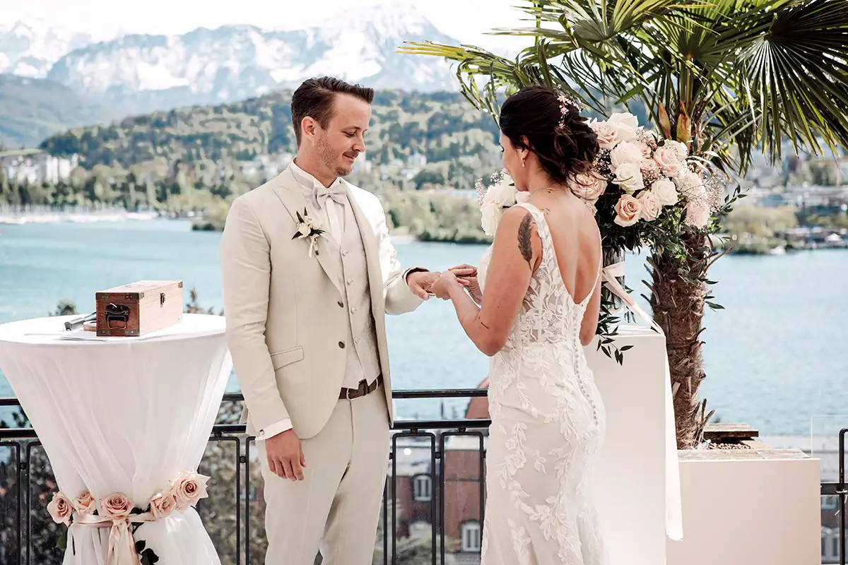 Nando und Patricia waehrend der freien Trauung auf der Terrasse des Hotel Montana Luzern